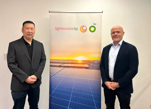 ▲Adam Pegg（圖右）受訪說明，台灣具備強勁的基本面，更有來自政府支持，台灣許多龍頭產業，這些產業發展都必須要更多能源。（圖／Lightsource bp）