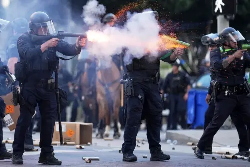 影/洛杉磯抗議「記者中彈」現場曝!軍警射鎮暴彈衝突升級