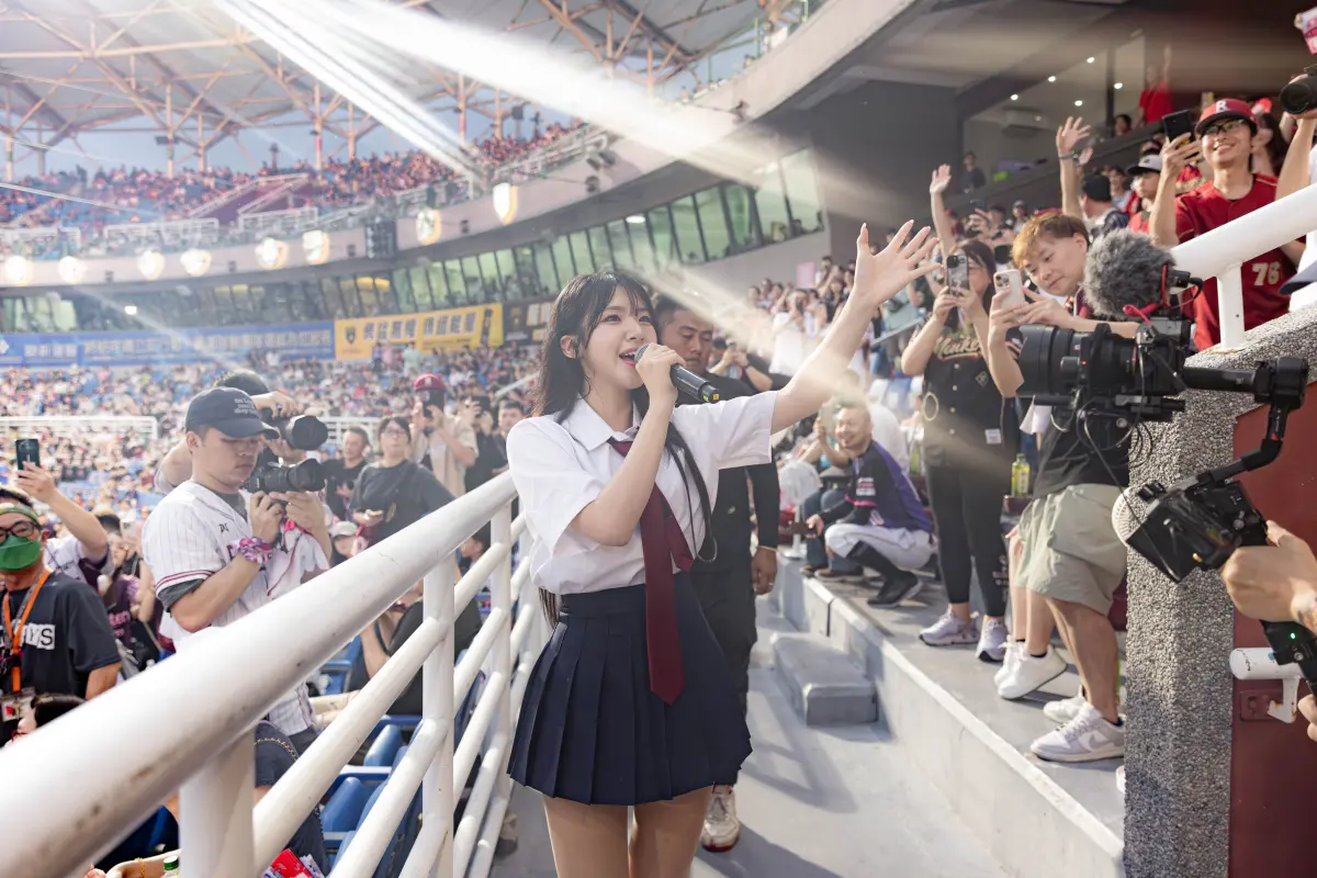 ▲樂天女孩韓籍成員廉世彬（如圖）台短短3個月，IG粉絲突破十萬。昨（8）日她穿學生制服登場動紫趴，被封「樂天沈佳宜」，清新甜美模樣讓現場粉絲全場暈船、人氣爆棚。（圖／樂天桃猿提供）