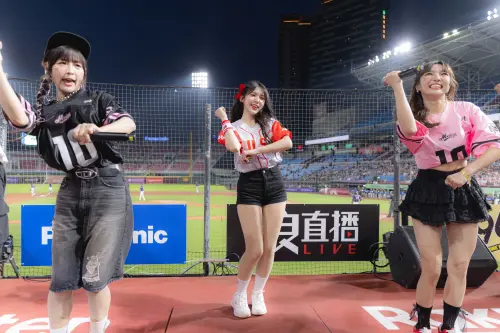 ▲廉世彬(中)分享來台後的轉變,感謝樂天球迷熱情又友善,讓她從內向個性逐漸變開朗,直呼越來越喜歡這裡的大家!(圖/樂天桃猿提供) ▲廉世彬(中)分享來台後的轉變,感謝樂天球迷熱情又友善,讓她從內向個性逐漸變開朗,直呼越來越喜歡這裡的大家!(圖/樂天桃猿提供)