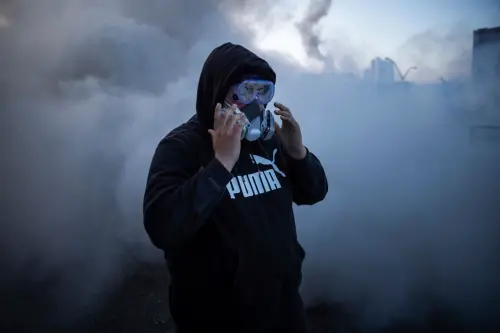▲美國加州洛杉磯近日爆發大規模反對移民突襲行動的抗議潮,洛杉磯警方及國民兵發射鎮暴彈、催淚瓦斯試圖驅散抗議者。(圖/路透社/達志影像) ▲美國加州洛杉磯近日爆發大規模反對移民突襲行動的抗議潮,洛杉磯警方及國民兵發射鎮暴彈、催淚瓦斯試圖驅散抗議者。(圖/路透社/達志影像)