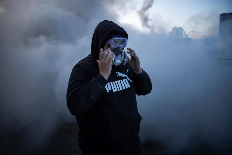 ▲美國加州洛杉磯近日爆發大規模反對移民突襲行動的抗議潮,洛杉磯警方及國民兵發射鎮暴彈、催淚瓦斯試圖驅散抗議者。(圖/路透社/達志影像)