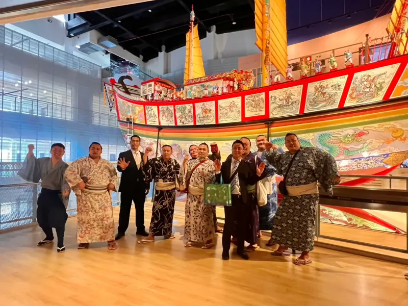 ▲日本力士一行人續訪東港東隆宮及王船文化館，深入了解在地信仰與文化特色。（圖／屏東縣府提供）