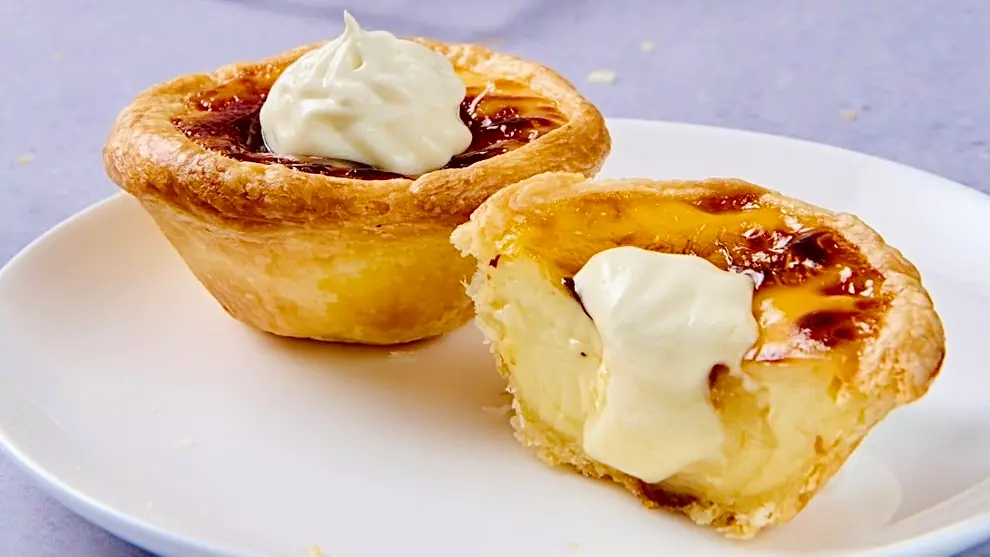 ▲肯德基登台40週年，明回歸開賣「爆漿卡士達蛋撻」，繼莎莎咔啦肉霸堡、勁爆雞米花後，睽違15年懷舊美食開吃！最便宜一顆34元速食優惠買法一次整理。麥當勞OREO冰炫風買一送一。（圖／肯德基提供）