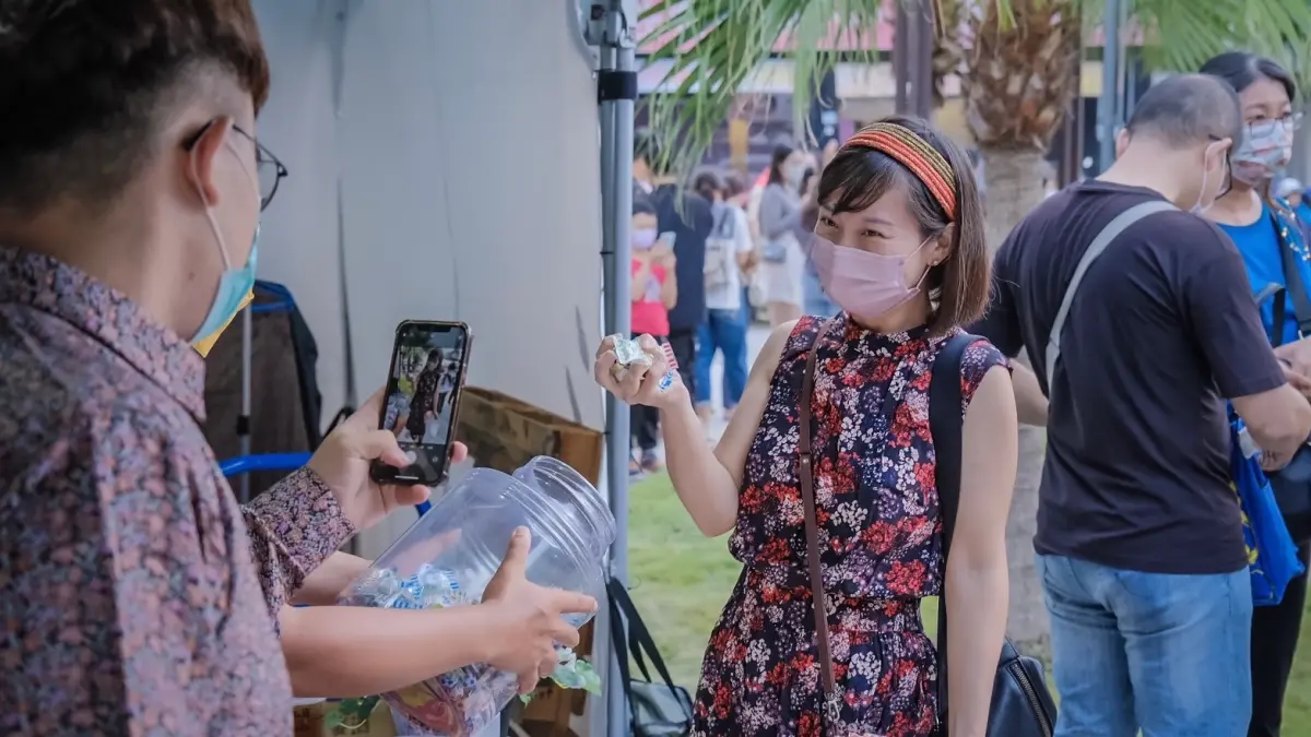 ▲著復古裝扮可參加「復古穿搭 零食一把抓」活動。（圖／高市府觀光局提供）