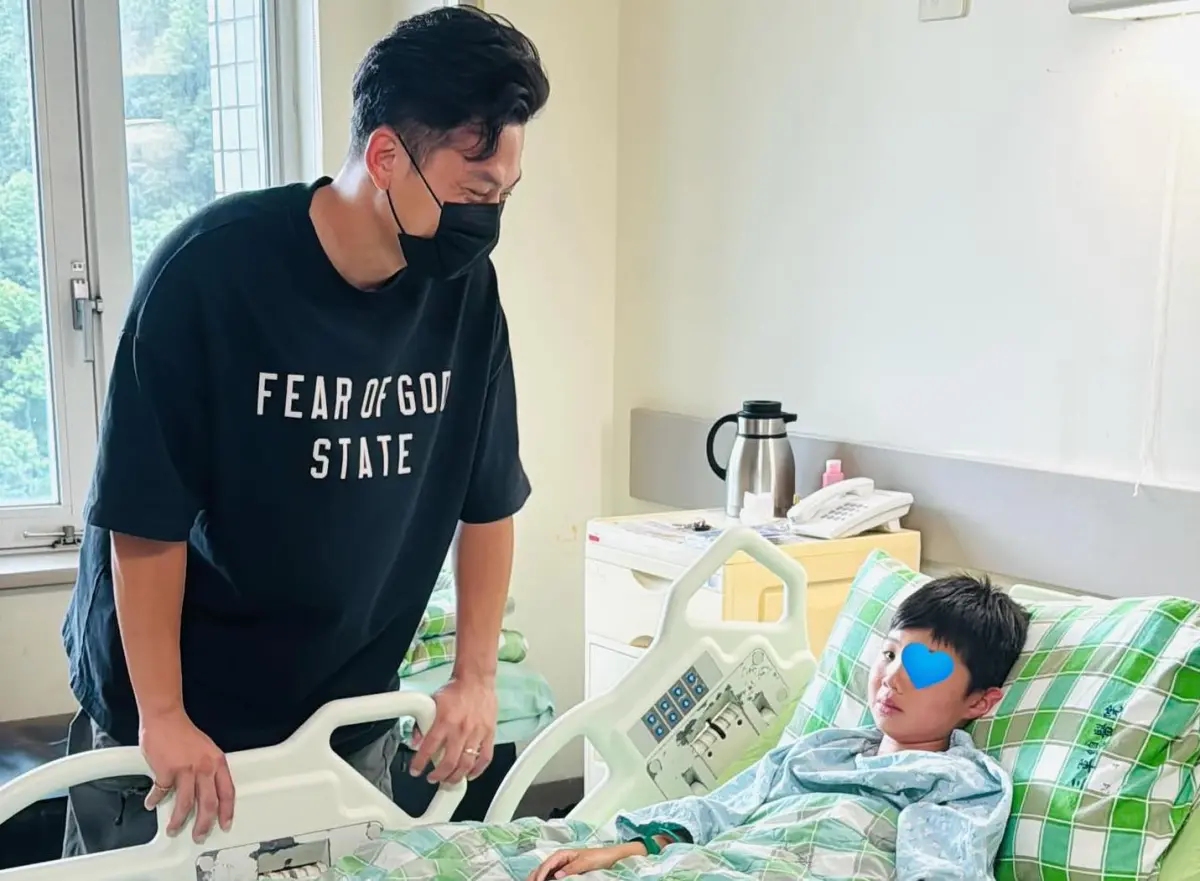 ▲富邦悍將戴培峰趁今日休兵日，前往醫院探望受傷小球迷。（圖／小球迷家長授權富邦悍將提供）