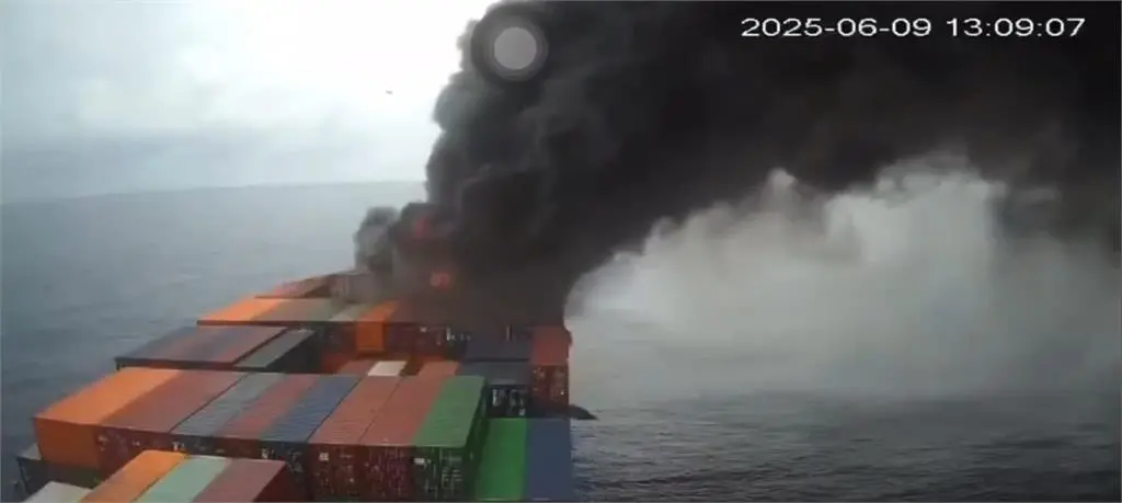 ▲萬海航運9日下午一艘貨輪航行途中發生貨櫃爆炸的意外事故。（圖╱取自Thread）