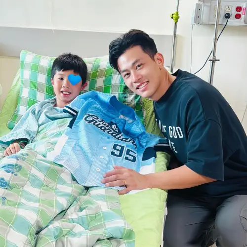 ▲富邦悍將戴培峰（右）趁今日休兵日，前往醫院探望受傷小球迷。（圖／小球迷家長授權富邦悍將提供）