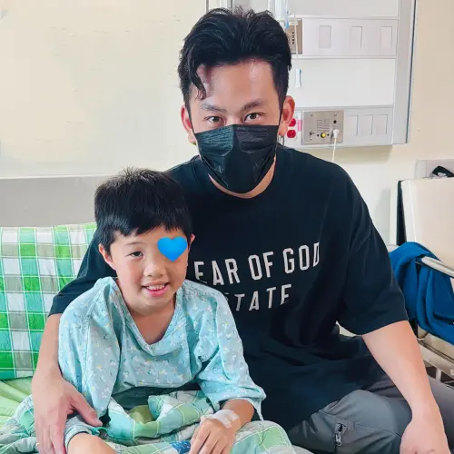 ▲富邦悍將戴培峰（右）趁今日休兵日，前往醫院探望受傷小球迷。（圖／小球迷家長授權富邦悍將提供）