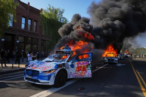 ▲美國加州洛杉磯爆發大規模反對移民突襲行動的抗議潮,Waymo無人駕駛計程車成為目標,遭示威者砸毀、縱火。(圖/美聯社/達志影像) ▲美國加州洛杉磯爆發大規模反對移民突襲行動的抗議潮,Waymo無人駕駛計程車成為目標,遭示威者砸毀、縱火。(圖/美聯社/達志影像)