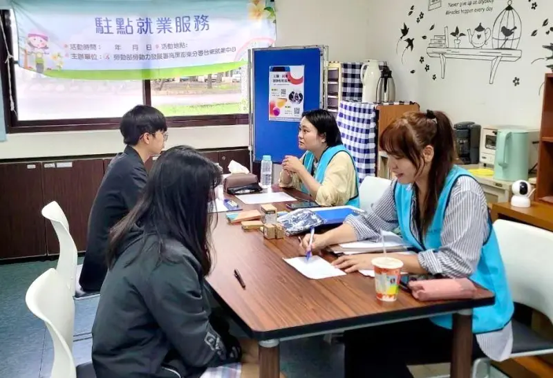 ▲勞動部勞動力發展署高屏澎東分署台東就業中心在偏鄉設置駐點就業服務，協助青年突破求職困境，開啟嶄新職涯。(圖／勞動部高屏澎東分署提供)