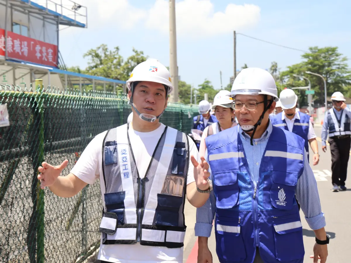 ▲立法委員李柏毅今（9）日率內政委員會考察左營建設，前往左營區實地考察社會住宅工程與新莊一路整體路型改善等議題，並偕同地方議員、里長共同討論解方。（圖／立委李柏毅辦公室提供）