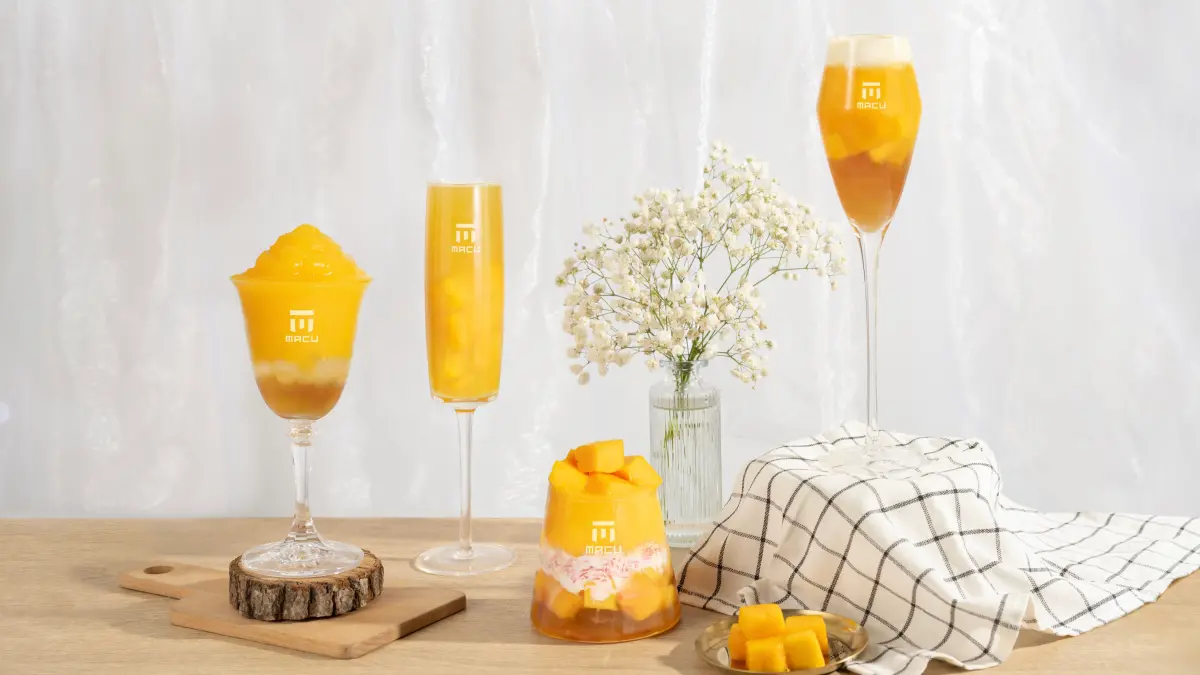 ▲麻古茶坊「芒果系列」以熟成愛文為靈魂核心，搭配飽滿果粒、沁涼冰沙、柔滑芝芝與清香茶底，打造四款層次豐富的期間限定果飲。（圖／麻古茶坊提供）