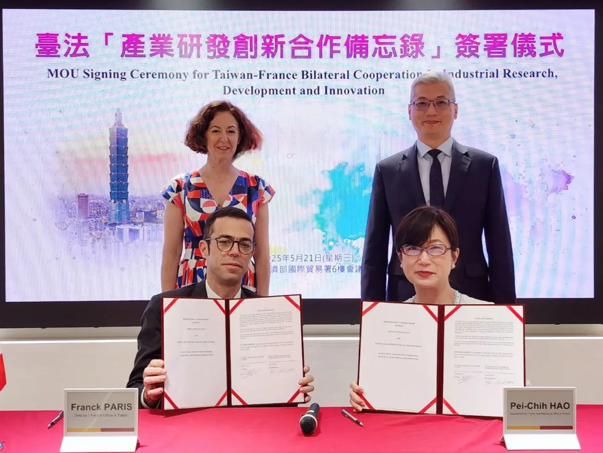 ▲台灣政府與法國在5月21日簽署的台法「產業創新研發合作備忘錄」。（圖／產發署提供）