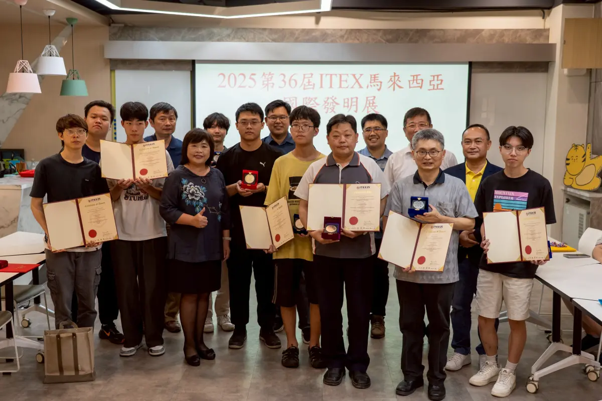 ▲修平科大勇奪ITEX一金四銀一銅，校長與獲獎師生合影留念。（圖／修平提供）