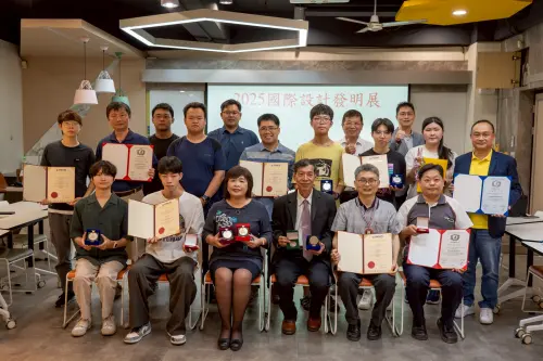 修平科大國際發明展大放異彩 今年三展囊括12獎項 ▲台中修平科大三大國際發明展共奪12獎,師生與校方合影共享榮耀。(圖/修平提供)