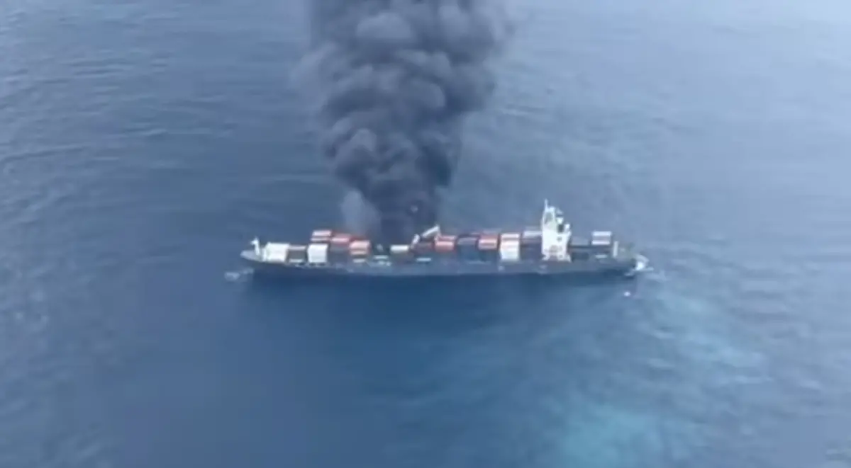 ▲萬海航運一艘貨輪9日在印度洋發生貨櫃爆炸意外，22名船員中5人輕重傷、4人失蹤，失蹤者包含2名台灣人。萬海發布重訊，證實已執行棄船程序。（圖／翻攝自印度海岸警衛隊臉書／Indian Coast Guard）