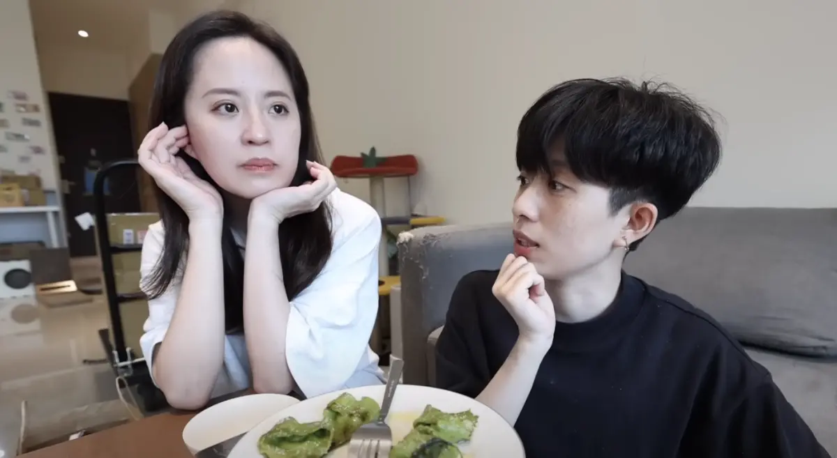 ▲HOOK（右）的姊姊CC懷孕了，在影片中姊妹難得同框，HOOK心疼孕婦的發言也讓粉絲按讚。（圖／翻攝自YouTube HOOK）