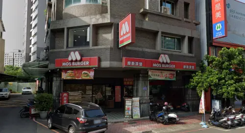 ▲位於台中的摩斯漢堡「三民美村門市部」開出3-4月期統一發票1千萬元大獎。（圖／GoogleMaps）