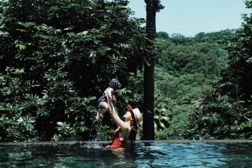 ▲鬼鬼（右）公開母女戲水合影，紅色泳裝造型驚豔全場，女兒穿搭超級可愛。（圖／鬼鬼 IG）