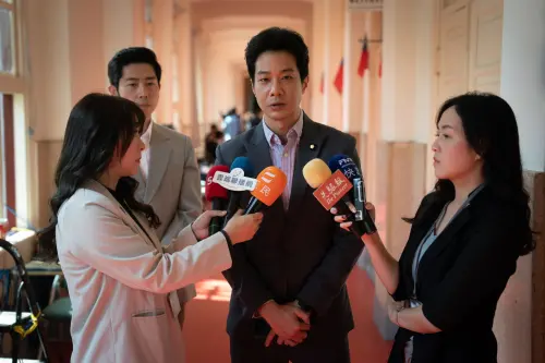 ▲薛仕凌(中)在《與惡2》中飾演固執的立委高政光。(圖/翻攝自公視粉絲團) ▲薛仕凌(中)在《與惡2》中飾演固執的立委高政光。(圖/翻攝自公視粉絲團)