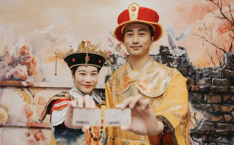 ▲荒姨（左）和山姆老思結婚，她也分享老公是拜月老求來的，99%符合條件。（圖／翻攝自荒姨IG）