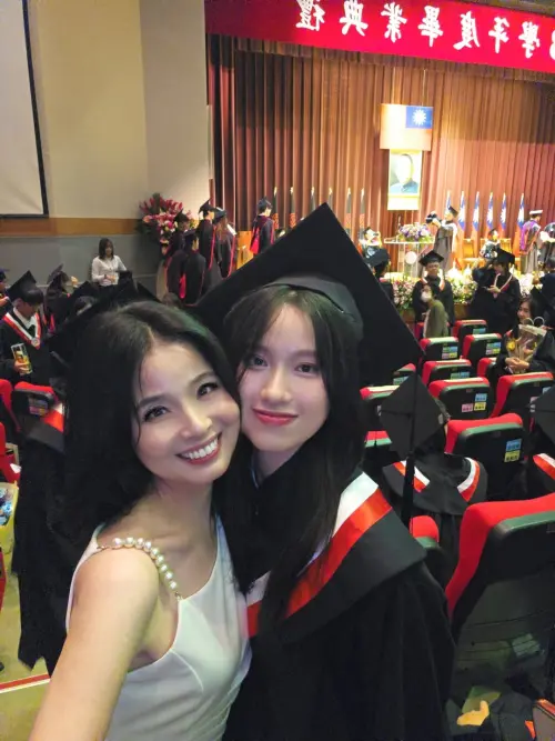 ▲呂文婉（左）女兒Mareen（右）感性表白讓母親動容，回顧養育歷程充滿波折卻愛意滿滿。（圖／呂文婉 臉書）