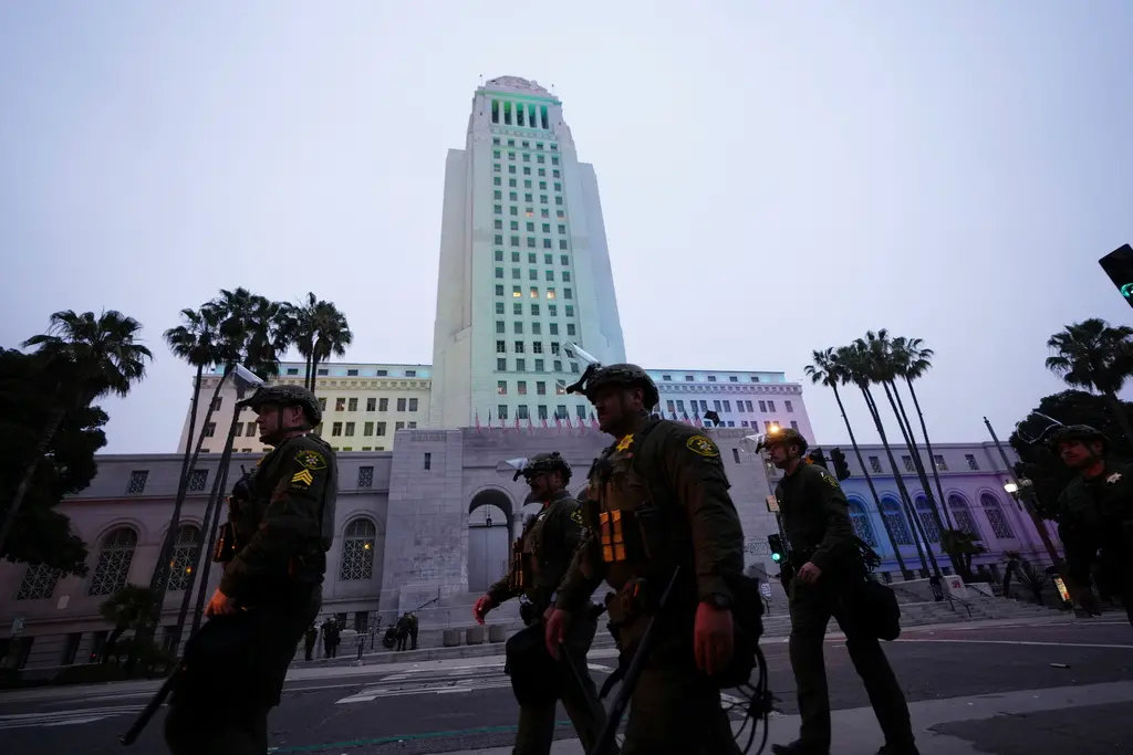 ▲美國加州洛杉磯9日早上，抗議活動結束後，警方在街道上巡邏。（圖／美聯社／達志影像）