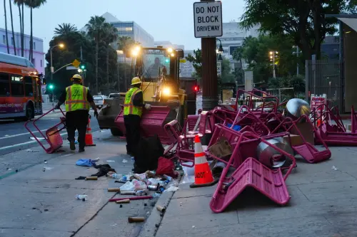 ▲美國加州洛杉磯9日早上，抗議活動結束後，清理工作仍在進行。（圖／美聯社／達志影像）