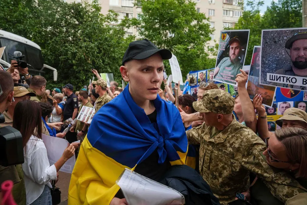 ▲俄羅斯與烏克蘭9日交換戰俘。（圖／美聯社／達志影像）