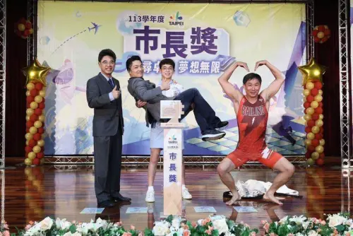 獨／玉珍別羨慕！萬安真的「緊抱」畢業生一句話讓市長答應公主抱
