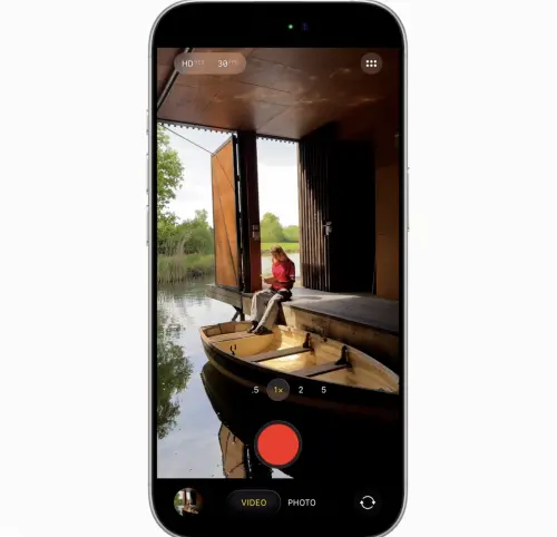 ▲iOS 26相機改為只剩下拍照和錄影，需再往上滑才能再叫出其他功能。（圖／官方提供）