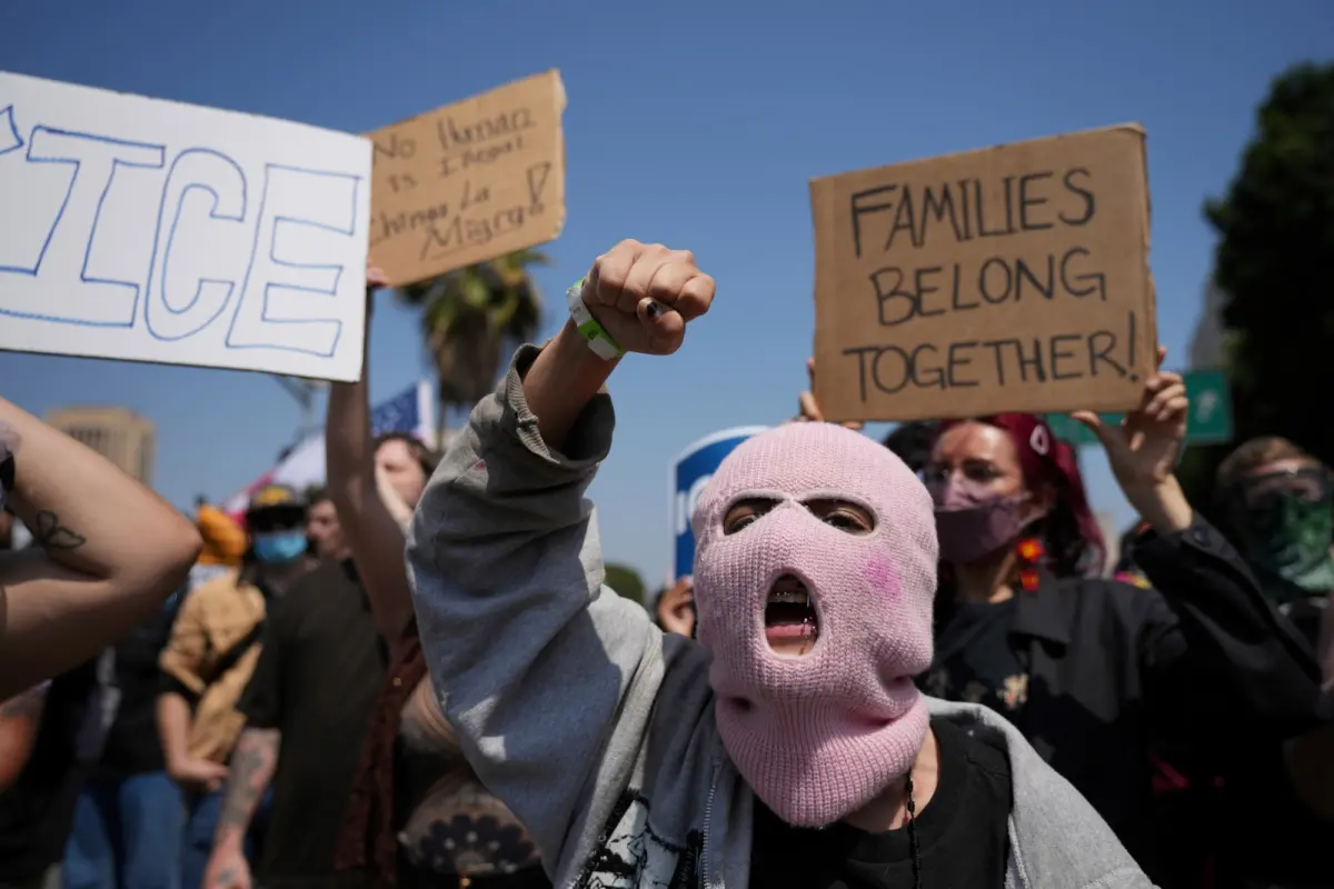 ▲川普政府掃蕩非法移民的行為，在洛杉磯引發大規模抗議和警民衝突。（圖／美聯社／達志影像）