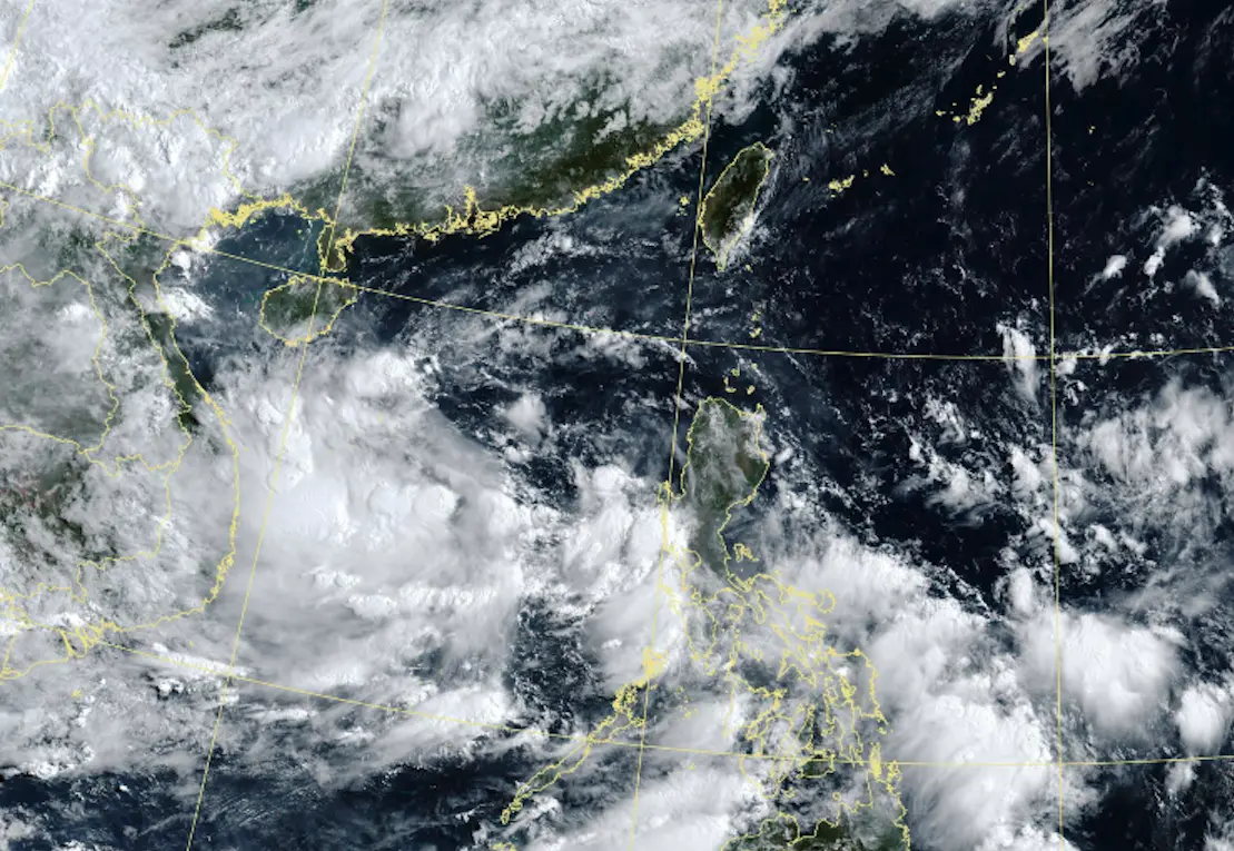 ▲南海熱帶擾動92W發展迅速，專家警告有望在兩天內升級為颱風「蝴蝶」，將為台灣帶來明顯的外圍水氣影響。（圖／取自中央氣象署）