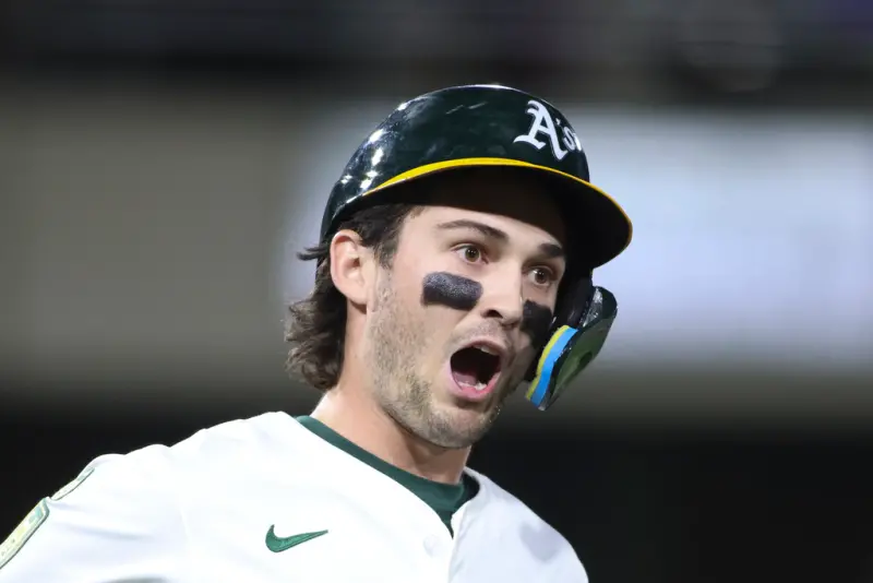 ▲運動家隊新星Jacob Wilson在本季火熱表現，引發棒球界對鈴木一朗經典紀錄的再度關注。現年23歲的Wilson在63場比賽中已敲出93支安打，正以突破單季200安打的步調前進，備受矚目是否能挑戰Ichiro於2001年創下的242安打的傳奇紀錄。（圖／美聯社／達志影像）