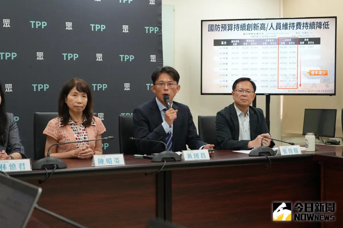 ▲民眾黨立院黨團總召黃國昌（中）批評史哲接高鐵董座是酬庸。（圖／記者呂炯昌攝，2025.06.10）