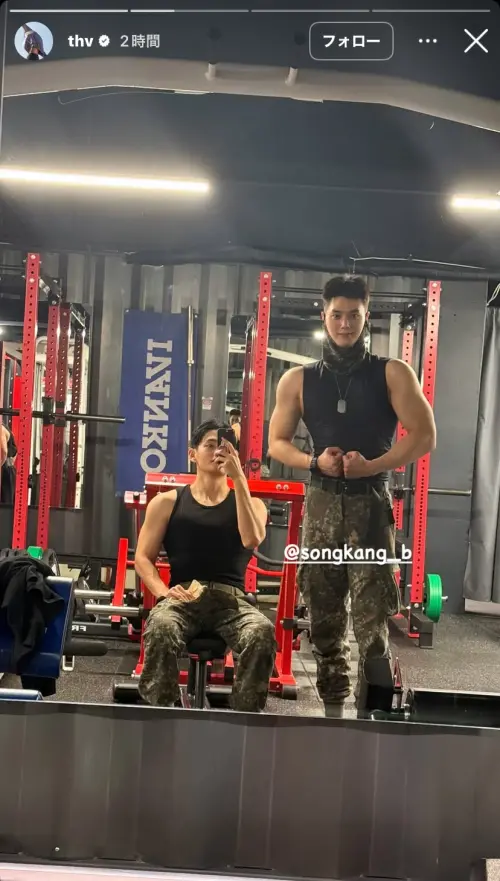 ▲V（左）上傳穿著軍服跟宋江（右）一起健身的照片。（圖／V IG）