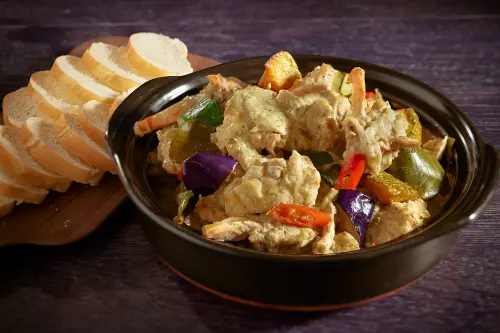 ▲Brilliant鉑麗安全日餐廳泰國美食節推出的「綠咖哩蟹佐麵包片」，以香濃綠咖哩燴煮蟹肉。（圖／JR東日本提供）