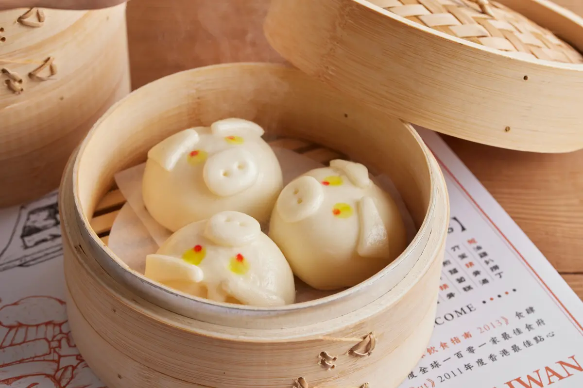 ▲緯豆集團「點點心」進駐信義區ATT 4 FUN，6月12日連續5天開幕優惠，身分證對中「1、9」任一數字，消費滿額爽吃「流沙豬仔包」1元。南港LaLaport大江戶町鰻屋也有一本鰻便當半價。（圖／緯豆集團提供）