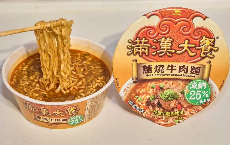 ▲台灣上半年賣場熱銷泡麵榜單出爐！滿漢大餐、來一客又輸給統一肉燥麵。（圖／家樂福提供）