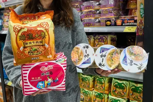 ▲家樂福2025年上半年泡麵熱銷榜單，統一肉燥麵、滿漢大餐、來一客鮮蝦麵又佔據TOP3。（圖／家樂福提供）