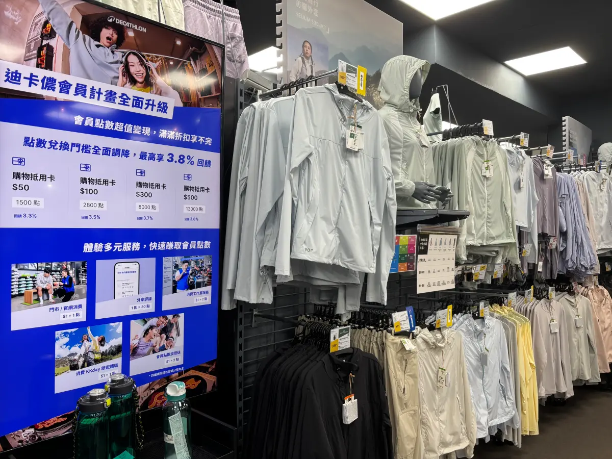 ▲炎炎夏日許多人外出都會穿涼感衣或者防曬外套，希望可以不要那麼曝曬，體感上也會比較涼，然而最近有網友發現，越來越多人外出時都改穿別種服飾。（圖／記者徐銘穗攝）