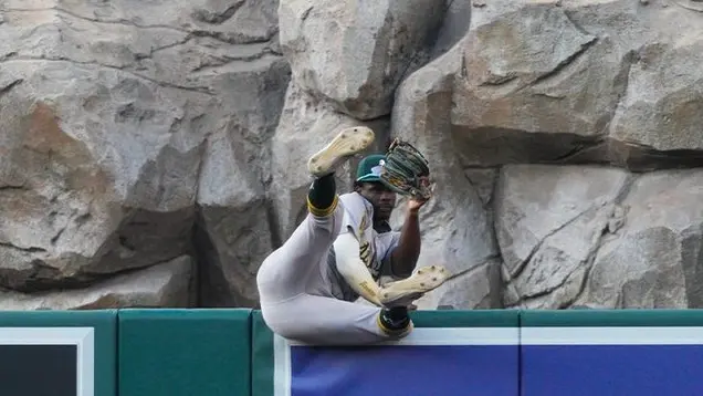 ▲效力美國職業棒球大聯盟（Major League Baseball）奧克蘭運動家的外野手Denzel Clarke在今（10）日對戰天使隊的比賽中，演出驚為天人的「飛牆抓全壘打」美技，震撼全場。（圖／取自MLB X）