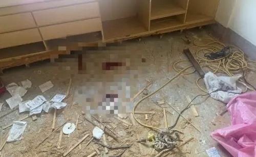 ▲裝潢工人施工時操作圓盤切割器，不慎劃傷右大腿內側，現場血跡斑斑。（圖／民眾提供，2025.06.10）