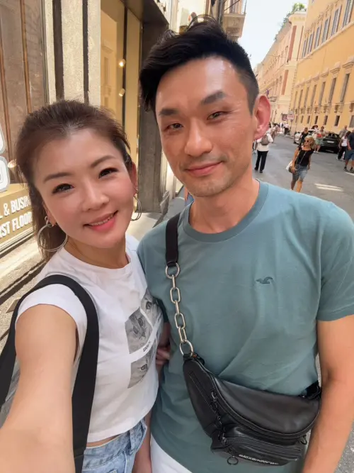 ▲醫師張振榕夫妻成「空中英雄」！飛機上見義勇為急救昏迷阿嬤。（圖／艾迪昇）