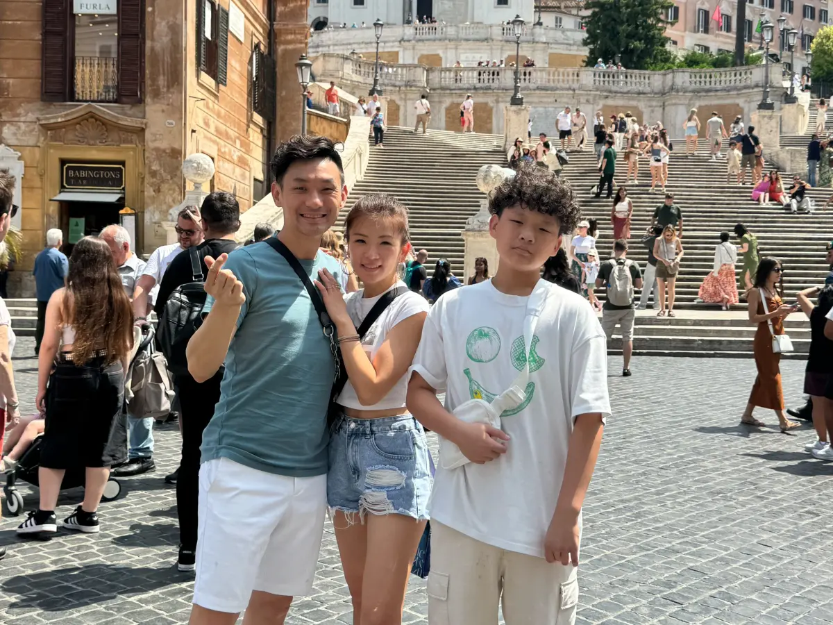 ▲醫師張振榕（左1）和護理師老婆莘妮（左2），在搭飛機時遇到一名老太太昏迷，立刻進行醫療處理，救回老太太一命。（圖／艾迪昇提供）