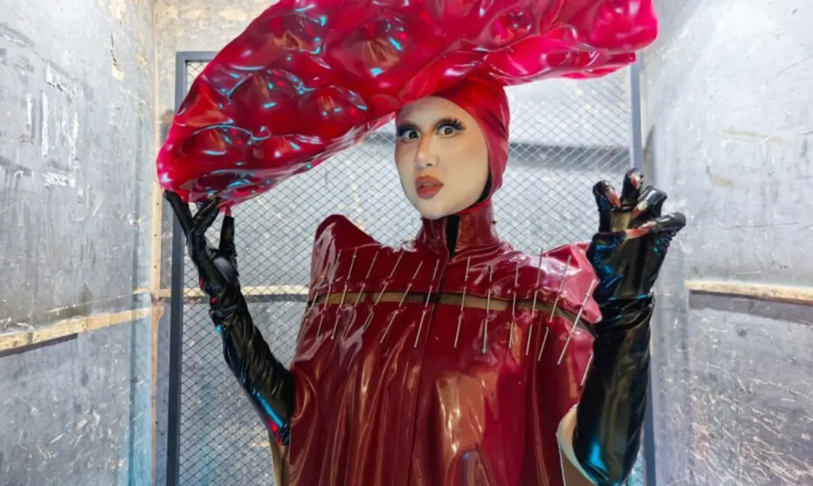 ▲中國女歌手潘虹樾（如圖）在夜店模仿Lady Gaga爆紅，她全開麥神還原科切拉舞台，過往參加過《快樂女聲》的背景再度被起底。（圖／潘虹樾小紅書）