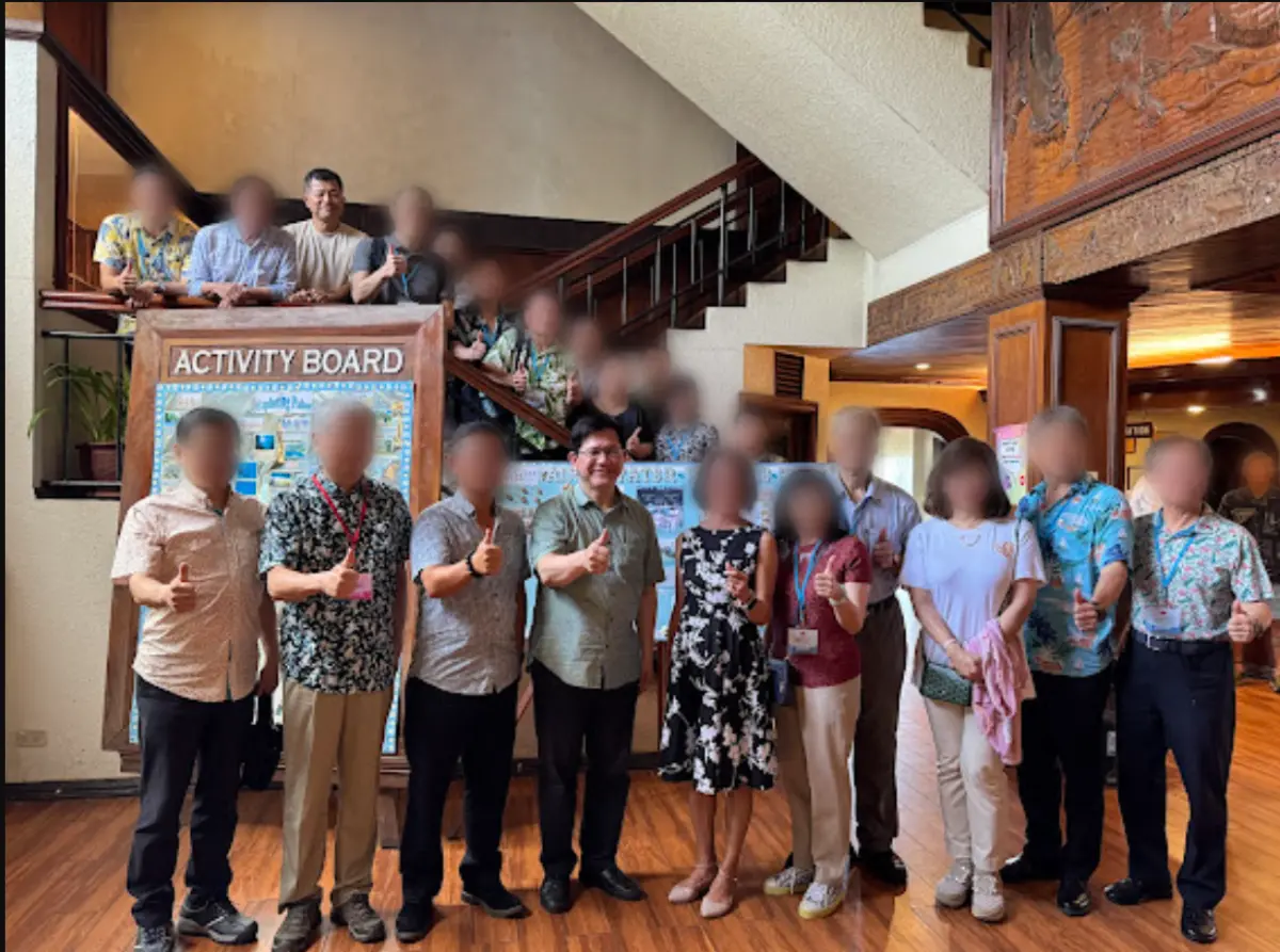 ▲黃紀彰（後左三）今年1月在外交部長林佳龍（前左四）前往帛琉參訪時，與特使團成員合影。（圖／翻攝中華民國駐帛琉大使館臉書）