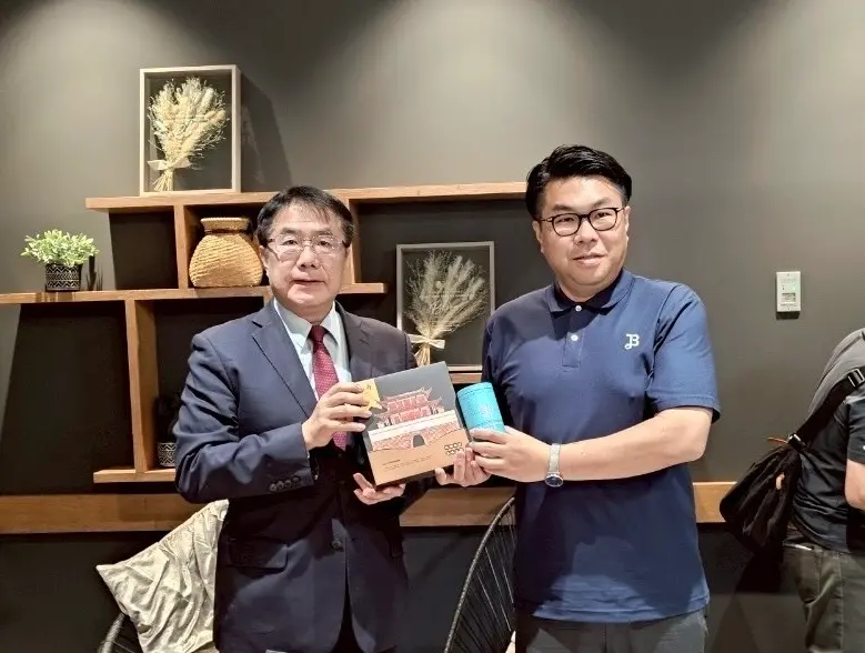 ▲美唄市市長桜井恒為討論與臺南的交流，特別帶領該市府團隊，及JA美唄農業協同組合（JA性質類似農會）、JA峰延農業協同組合的幹部在星期天中午到札幌與黃偉哲會面。（圖／南市府提供）