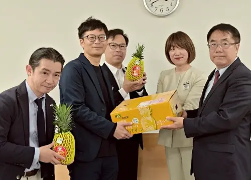 ▲丸井三越業者對臺南鳳梨讚譽有佳(黃偉哲身旁依序為:菅原副店長、北海道議會水間健。(圖/南市府提供) ▲丸井三越業者對臺南鳳梨讚譽有佳(黃偉哲身旁依序為:菅原副店長、北海道議會水間健。(圖/南市府提供)